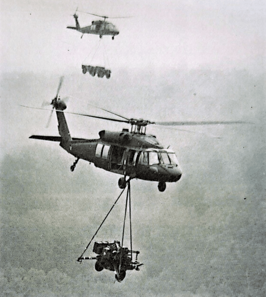 Un UH-60A, BLACK HAWK con carichi sospesi. L'UH-60A sarà impiegato come principale elicottero d'assalto statunitense. Oltre 350 BLACK HAWK sono già stati consegnati ed altri 1.107 ordinati. Un certo numero di BLACK HAWK hanno partecipato nell'invasione di Grenada.