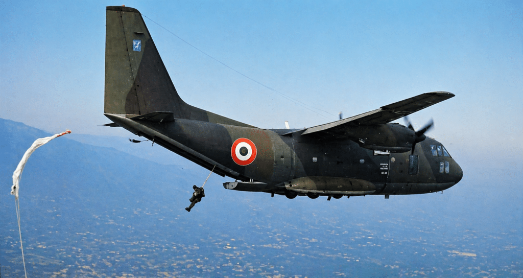 L'ereo tattico da trasporto dell'Aeritalia, il G 222, lancia i paracadutisti con il portello poppiero aperto. Può imbarcare fino a 32 paracadutisti pienamente equipaggiati, e carichi militari tipici come due autocarri CL-52 o cannoni leggeri.
