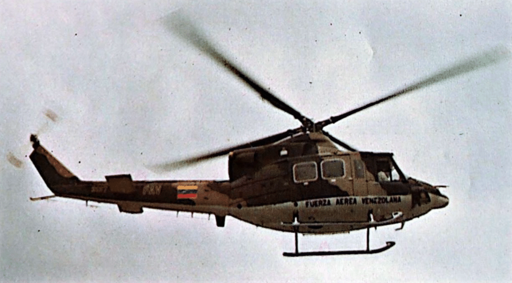 Un elicottero "utility" Bell 412 dell'Aviazione venezuelana. Questo aeromobile da trasporto a 15 posti è potenziato da un turboshaft Pratt & Whitney PT6T-3B-1 da 1.800HP, che permette una velocità massima di 240 km/h al livello del mare.