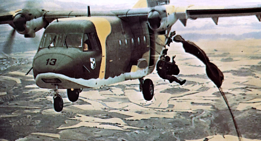 Lancio di paracadutisti da un CASA C-212 AVIOCAR, aereo biturbina leggero STOL da trasporto-utility; questo aereo è molto venduto e può imbarcare fino a 24 uomini equipaggiati. Impiegato come trasporto merci, può imbarcare fino a 2.250 kg di materiali.