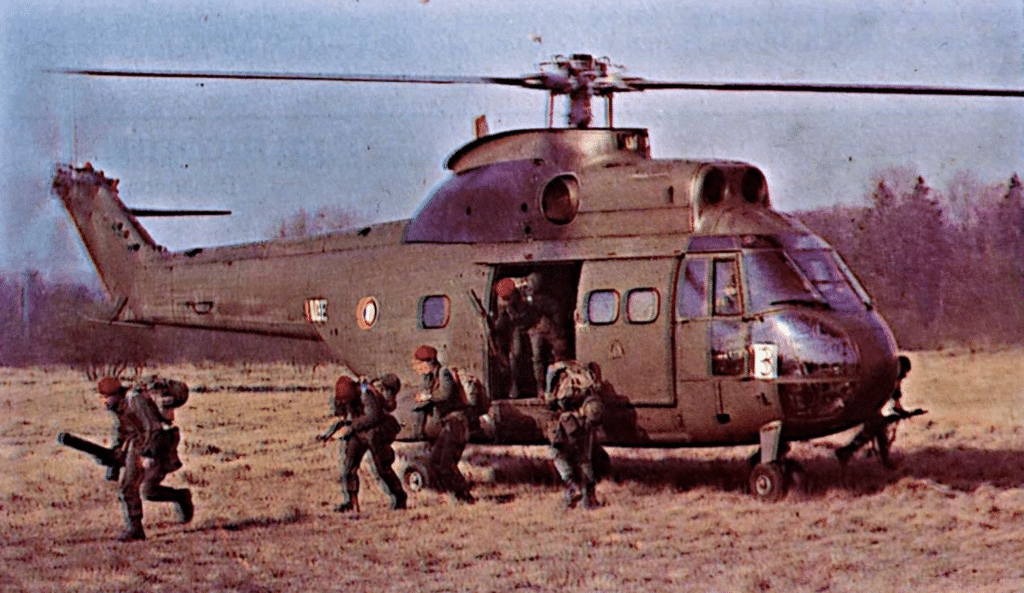 Paracadutisti francesi sbarcano da un Aerospatiale SA 330 PUMA. Il PUMA può imbarcare 16-20 uomini nel ruolo di assalto tattico. In tale ruolo è stato impiegato molto durante il conflitto delle Malvine.