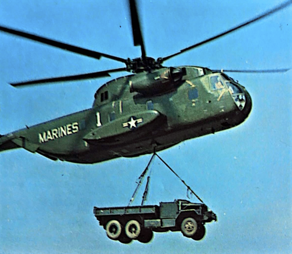 Vero cavallo da lavoro dell'US Marines ed essenziale negli assalti aerei o anfibi. il CH-53A-D SEA STALLION trasporta un camion sospeso.