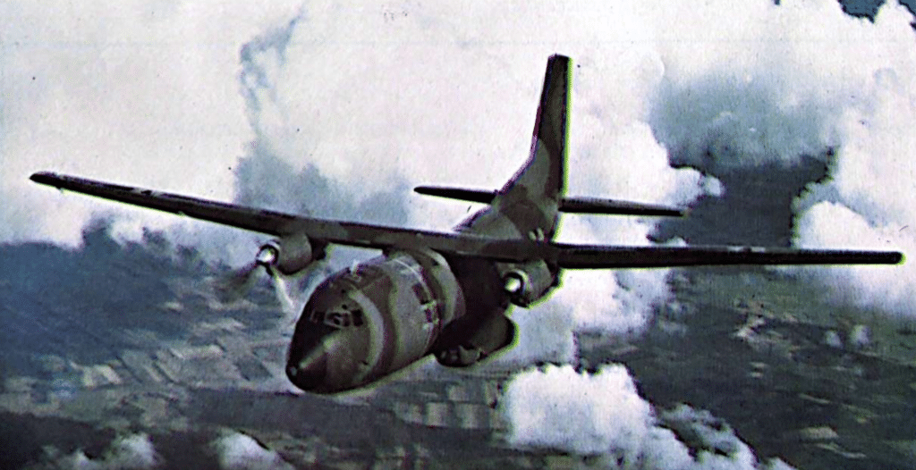 Un C-160 TRANSALL della Luftwaffe in volo. Questo aereo da trasporto e d'assalto tattico è in servizio in Germania e Francia.