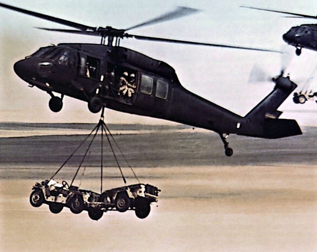 L'elicottero d'assalto in servizio con l'US Army, l'UH-60A BLACK HAWK, qui ripreso durante esercitazioni in Egitto, mentre solleva jeep e rimorchio.