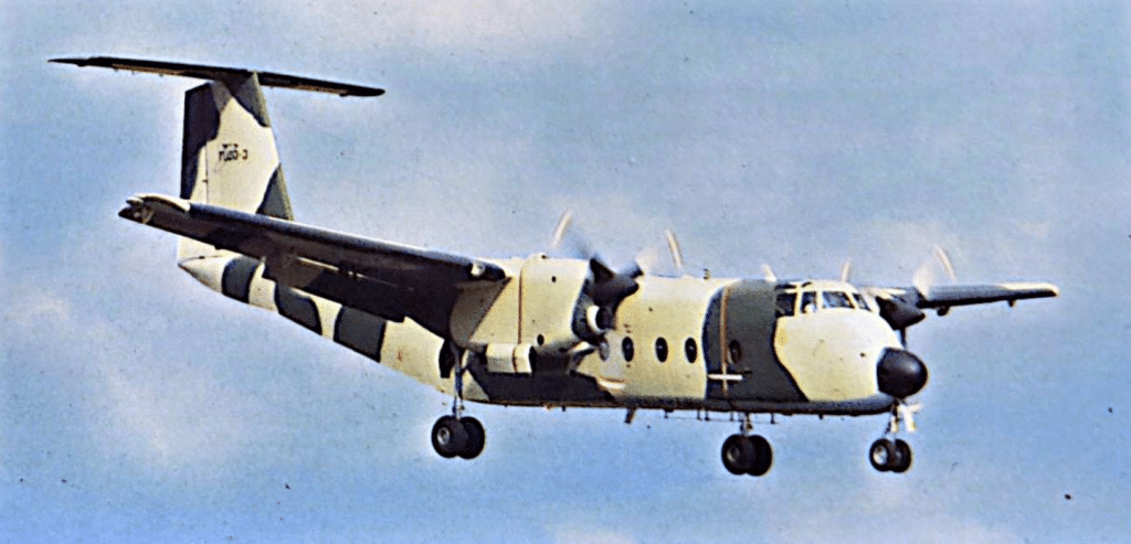 Un DHC-5 BUFFALO atterra su una pista asfaltata, un lusso insolito per questo robusto aereo da trasporto, che ha fatto atterraggi spettacolari su piste erbose nella giungla durante la guerra del Viet Nam.