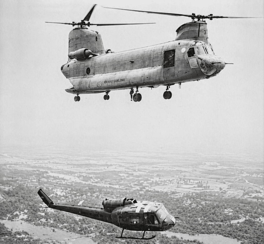 L'elicottero classico americano da trasporto Boeing-Vertol CH-47C CHINOOK mentre recupera un UH-1 HUEY danneggiato. Nel Viet Nam, i CHINOOK hanno reucperato oltre 350 milioni di dollari di aeromobili danneggiati.