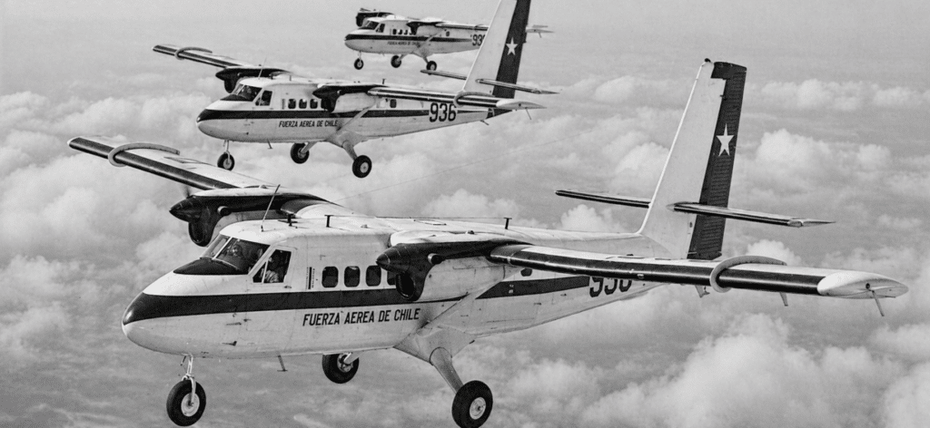 Un DHC-6 TWIN OTTER dell'Aviazione cilena: questo robusto aereo da trasporto STOL è già in servizio con parecchie Aviazioni. Potenziato da due turboeliche PT6A-27 da 486 kW, può imbarcare 20 soldati o 1.941 kg di materiali su una distanza di 185 km.