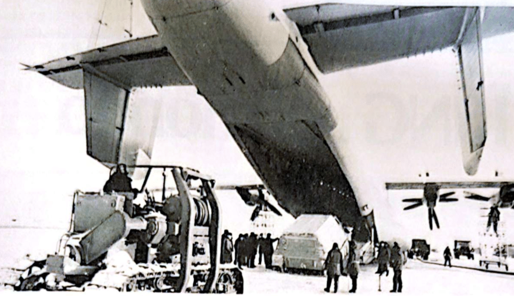 La soluzione sovietica all'esigenza di un grande trasporto tattico, l'Antonov An-22 ANTHEUS è potenziato da quattro turboprop Kutnetsov NK-12MA da 11.186 kW. Ognuno azionante un paio di eliche controrotanti a quattro pale. L'ANTHEUS, con una larghezza alare di 64,40 m, una lunghezza di 57,92 m, può imbarcare paracadutisti, autocarri o carri pesanti.