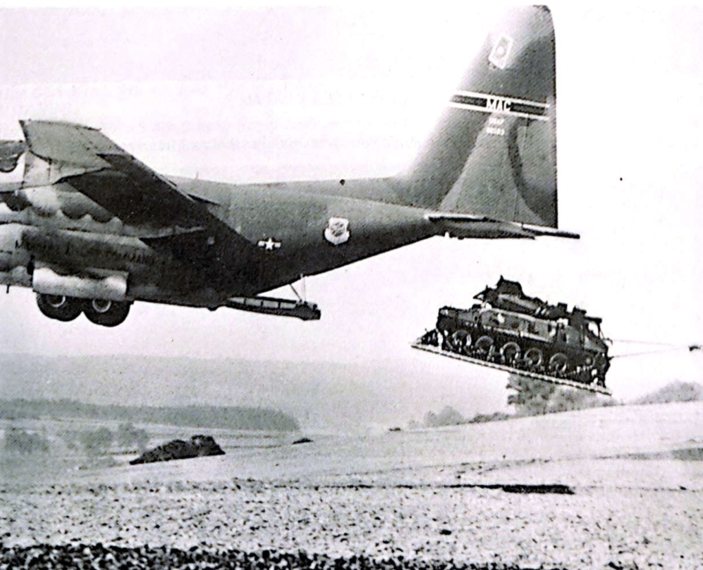 Un Lockheed C-130 HERCULES dimostra un metodo per lo scarico veloce di mezzi blindati per truppe d'assalto: un carro armato M551 SHERIDAN sbarca utilizzando il metodo LAPES (low altitude parachute extracting system).