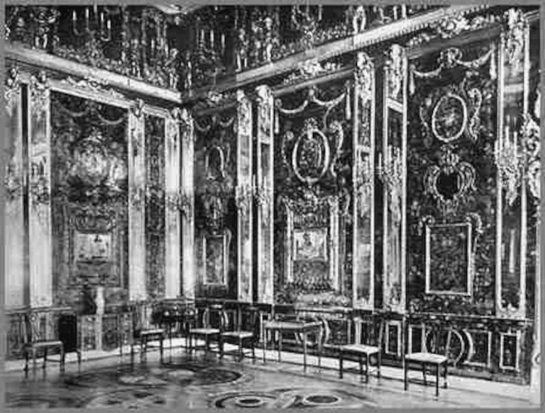 Una foto d'epoca di come appariva l'originale Camera d'Ambra.