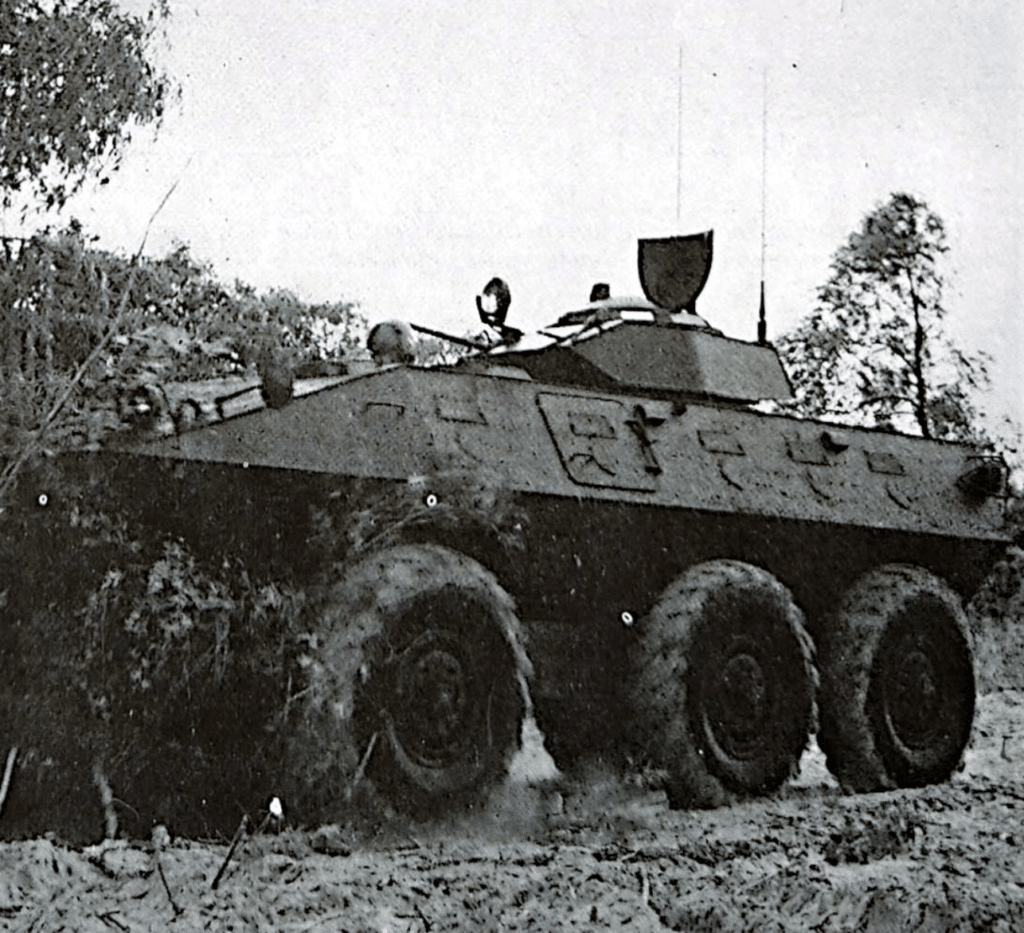 Un V300 armato con una 1 Meter Turret (una HMG da 12,7 mm ed una mitragliatrice da 7,62 mm), qui ripreso in velocità fuoristrada, mentre attraversa una trincea d'acqua.