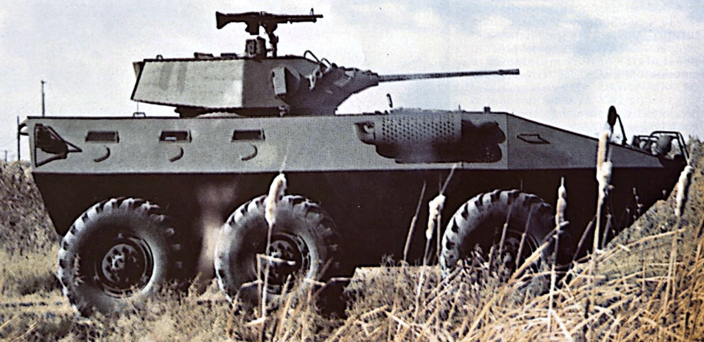 Un V300 con torretta armato con cannone Oerlikon 204 GK da 20 mm. Notare i bossoli dei proiettili da 20 mm mentre sono eiettati e la M-60 GPMG montata sulla torretta.