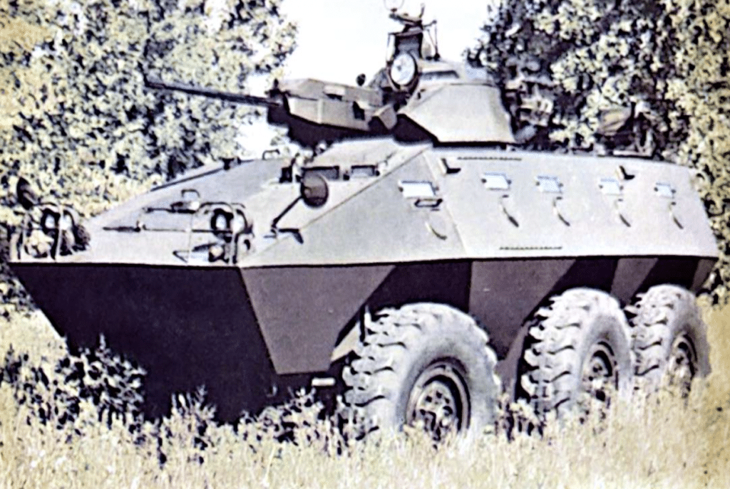 Un V300 equipaggiato con un Oerlikon 204GK da 20 mm ed una mitragliatrice coassiale da 7,62 mm. In tutto, 200 colpi da 20 mm e 400 colpi da 7,62 mm sono stivati nella torretta.