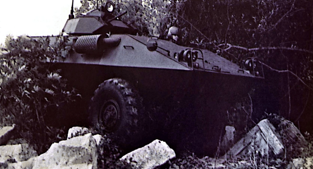 Un V300 COMMANDO equipaggiato con la torretta più leggera disponibile (725 kg); una mitragliatrice pesante da 12,7 mm e una mitragliatrice da 7,62 mm. Il brandeggio della torretta è azionato a mano.