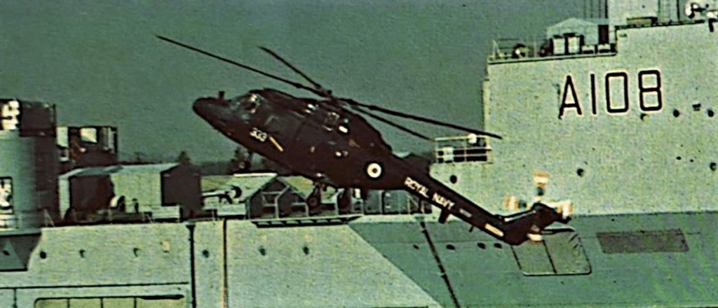 Un LINX con una fregata della Royal Navy: ci sono 72 LINX in servizio con la Roayal Navy, e possono imbarcare missili SEA SKUA e siluri Mk 44. Il LINX è imbarcato da molte navi da guerra.