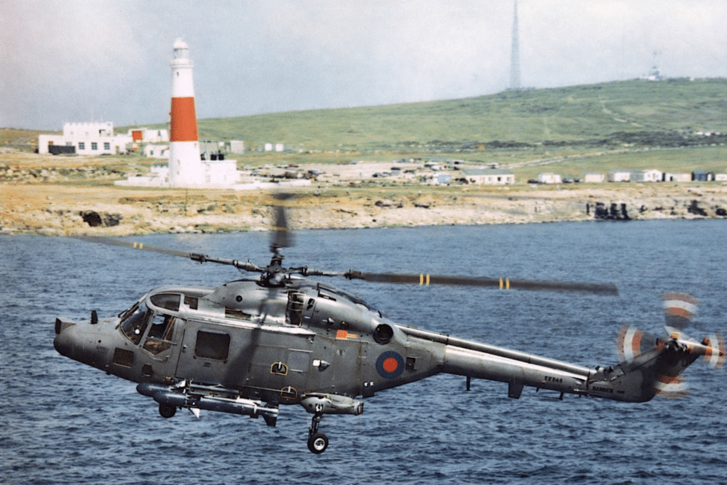 Il LINX in volo a bassa quota sopra il mare.