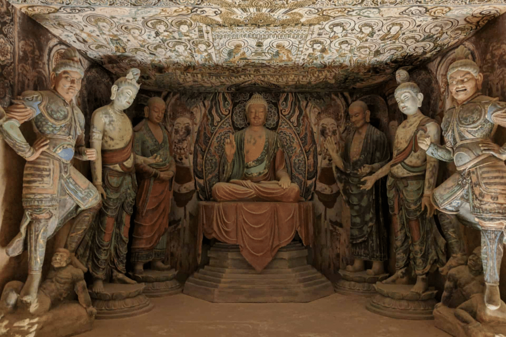 L'interno di una delle innumerevoli grotte di Dunhuang.