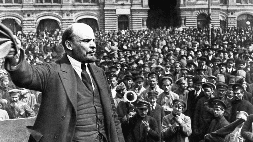 Lenin arringa la folla a San Pietroburgo nell'aprile 1917.