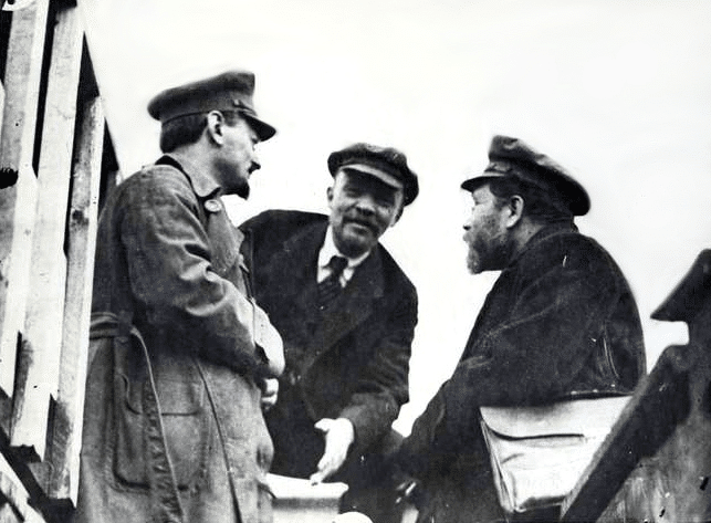 Trtsky (a sinistra) e Lenin (al centro) nel 1917.