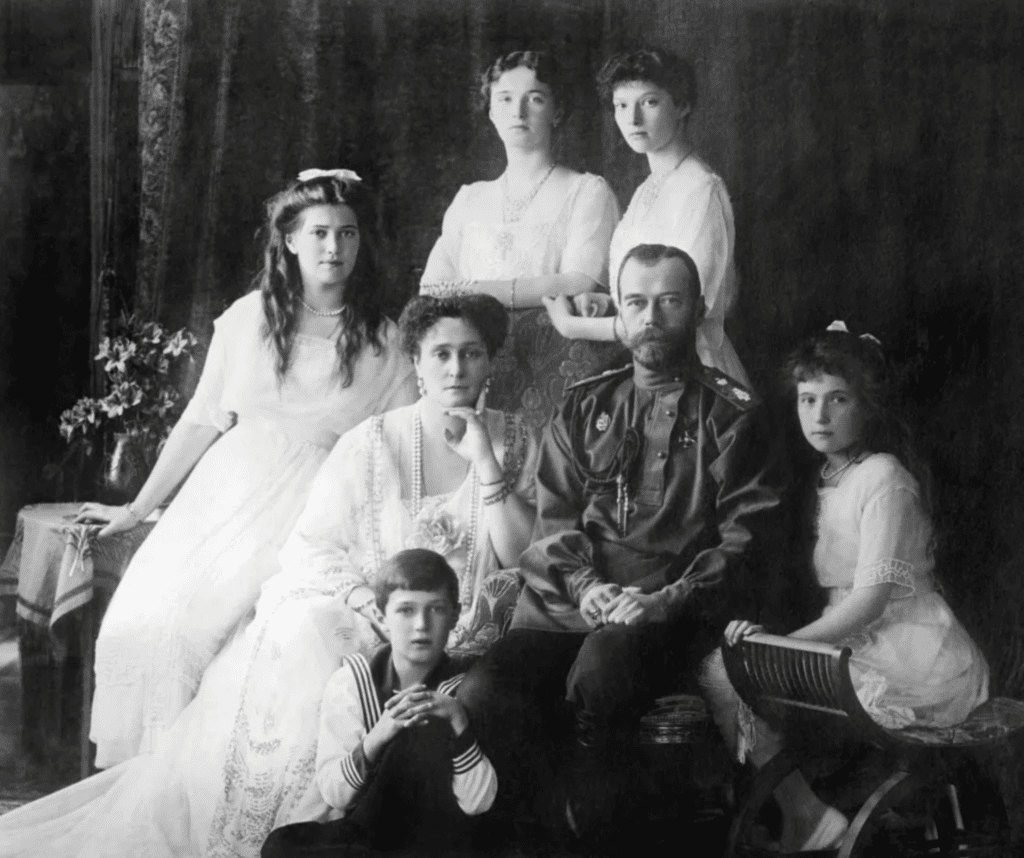 Lo zar Nicola II e famiglia in una foto di pochi anni antecedenti alla loro uccisione.