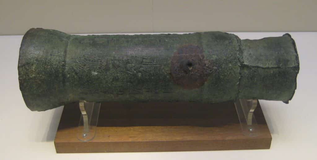 Cannone del 1332 della dinastia Yuan, trovato a Pechino nel tempio Yunju nel 1935.