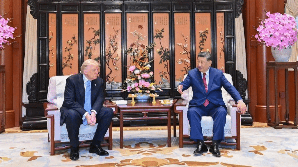 Donald Trump (a sinistra) e Xi Jinping (a destra). Evidente l'effetto ottico sull'altezza apparente di ciascun leader causato dalla particolarità delle poltrone.
