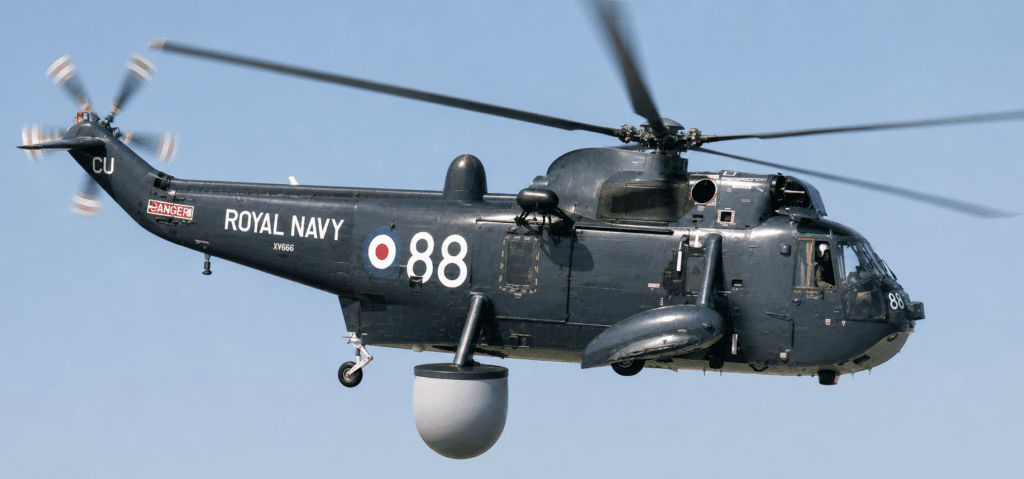 Un SEA KING HAS Mk 2 della Royal Navy: la Royal Navy possiede 51 Mk 2 che saranno portati allo standard degli Mk 5. Cinque sono stati equipaggiati con radar Thorn-EMI SEARCHWATER per compiti ASW.
