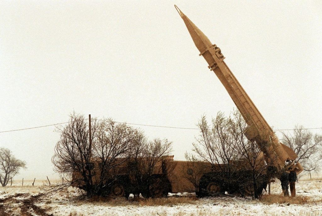 Un missile SCUD pronto ad essere lanciato.