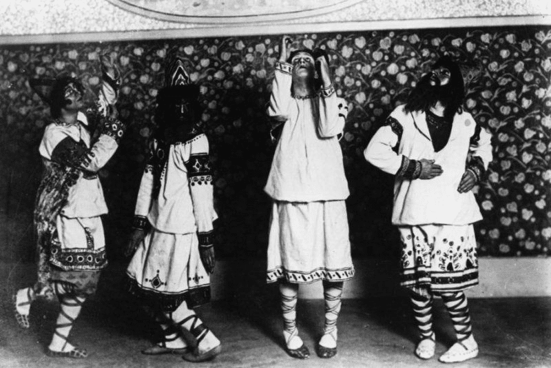 Un istante della rappresentazione con i costumi originali de "Le Sacre du Printemps" al Théâtre des Champs-Élysées di Parigi.