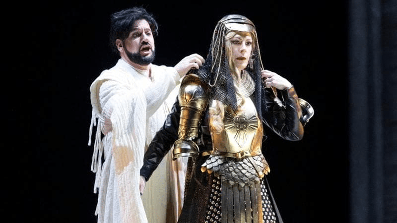 Una scena dalla "Turandot" del 2023 al teatro San Carlo, oggetto di una pesante recensione: "Si affastellano in modo oscuro temi e sottotemi in un florilegio di banalità didascaliche. Ovazioni per Feola, Ettinger e Radvanovsky".