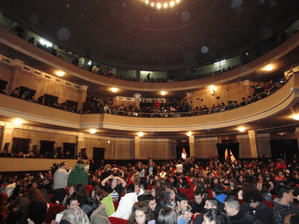 Studenti a teatro a Genova.