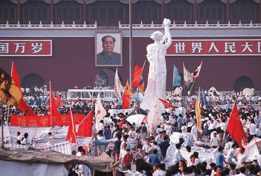 Manifestanti pro-democrazia sventolano bandiere davanti alla statua della Dea della Democrazia in Piazza Tiananmen nel giugno 1989.