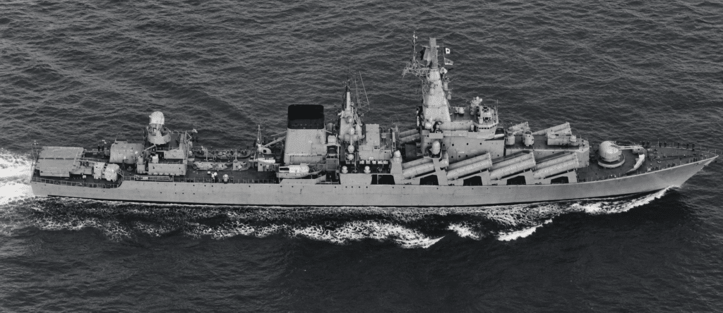 Una veduta aerea della sezioen prodiera a tribordo della SLAVA. La SLAVA imbarca un gruppo di 16 contenitori-lanciamissili mare-mare che saranno SS-N-12 o i nuovissimi SS-N-14. Ha anche una torretta binata di 130-70 mm bivalente, lanciarazzi RBU 600 antisom e 64 missili SA-N-6.