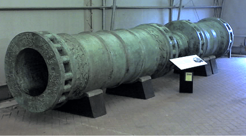 Ricostruzione degli enormi cannoni usati durante l'assedio di Costantinopoli del 1453.