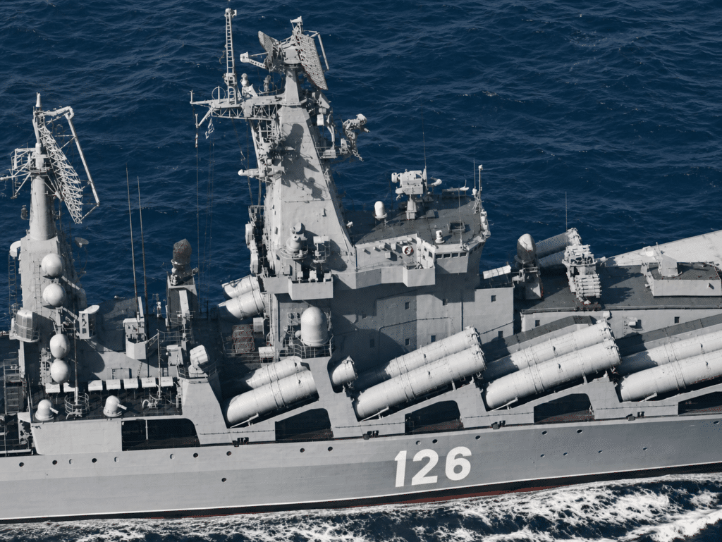 Una veduta dal basso della sezioen centrale da babordo della SLAVA; questa unità imbarca i radar TOP PAIR. BASS TILT, POP GROUP, TOP STEER, SIDE GLOBE e il radar guidamissili TOP DOME. Le tre navi della classe SLAVA hanno un equipaggio di circa 520 uomini.
