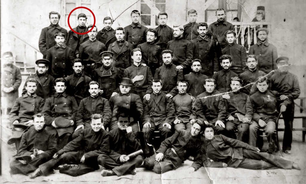 Stalin (evidenziato dal cerchio rosso) in mezzo agli studenti del Seminario per insegnanti di Gori, in Georgia, intorno al 1896.