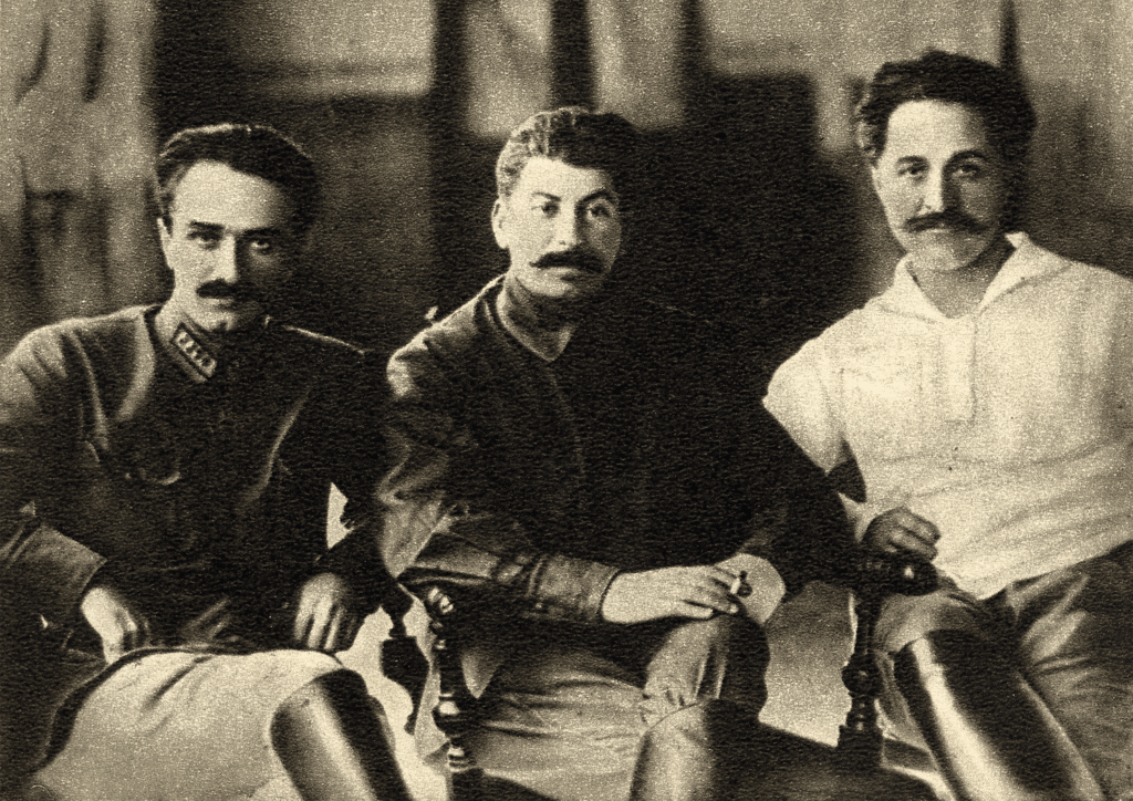 Da sinistra: Anastas Mikojan, Josef Stalin und Grigori Ordschonikidse (1925).