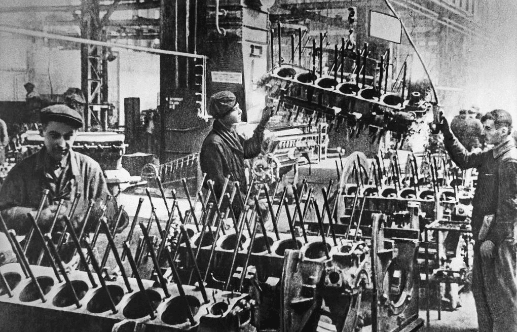 Operai dello stabilimento Kirov assemblano i motori dei carri armati per l'Armata Rossa (1941 - 45).