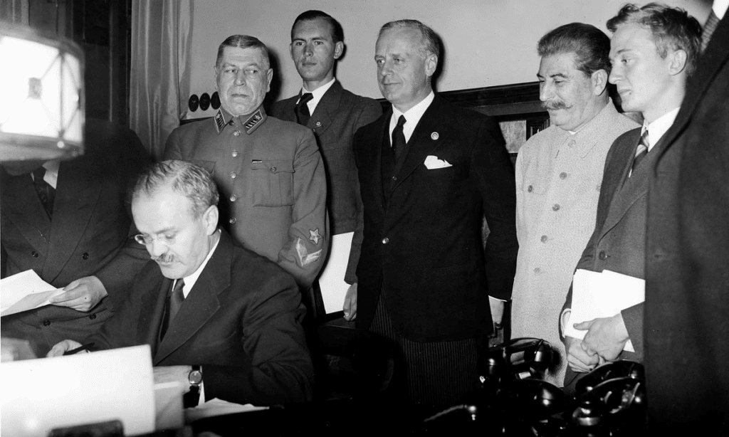 La firma del Patto Molotov-Ribbentrop.
