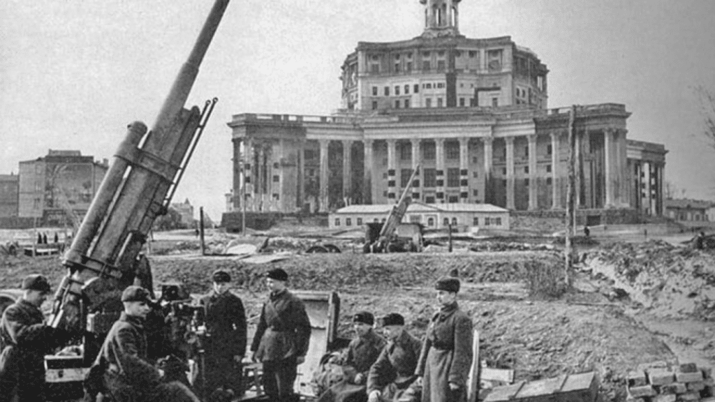 Soldati mentre presidiano l'artiglieria pesante di fronte al Teatro dell'Armata Rossa in Piazza Ploshchad Kommuny, oggi rinominati in Teatro dell'Esercito Russo e Piazza Suvorov.