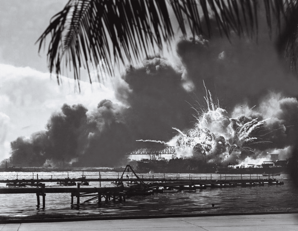 L'attacco nipponico a Pearl Harbor.
