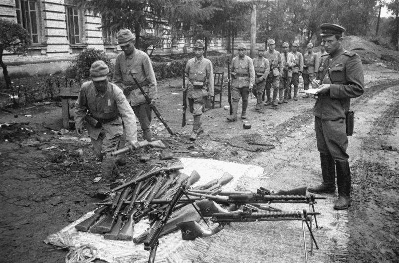 Soldati giapponesi depongono le armi dinanzi ad un ufficiale sovietivo.