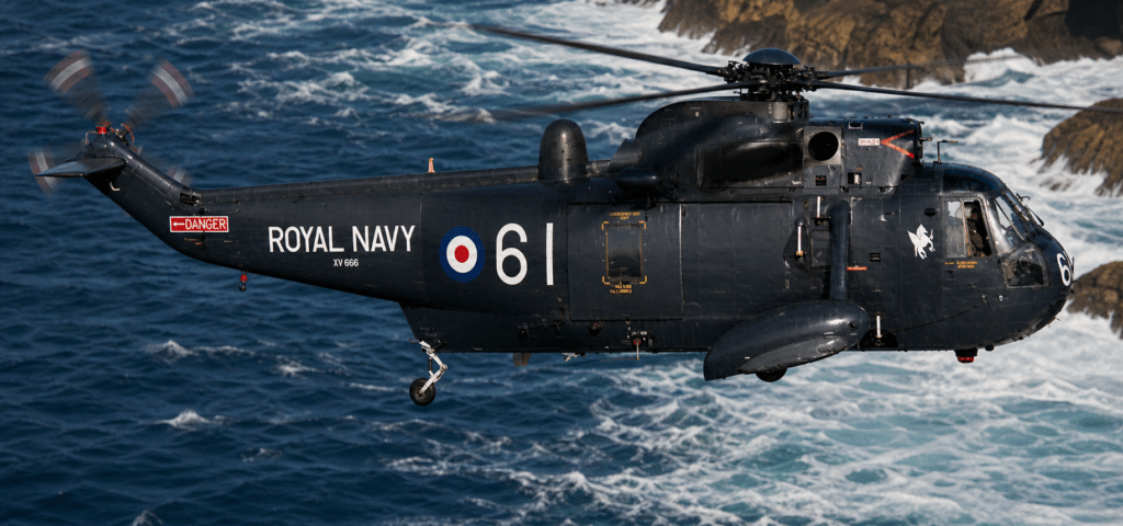 Un SEA KING HAS Mk 2 della Royal Navy mentre sorvola il suo ambiente tipico. La Royal Navy possiede 51 Mk 2 che saranno portati allo standard degli Mk 5. Cinque sono stati equipaggiati con radar Thorn-Emi SEARCHWATER, per compiti ASW.
