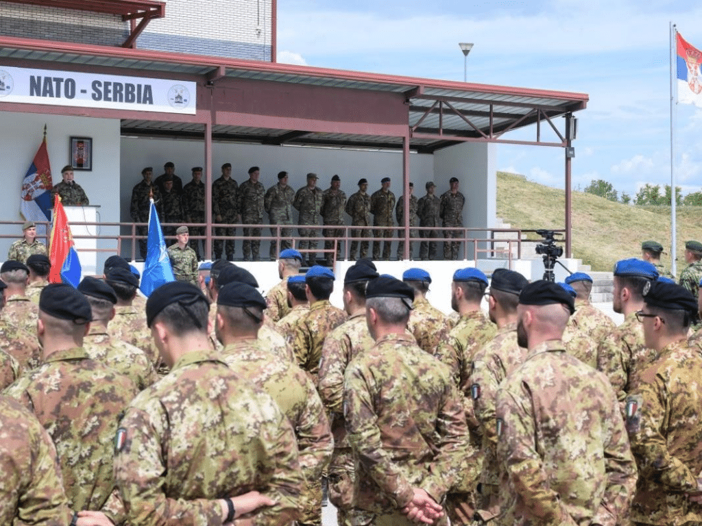 Un momento dell'esercitazione militare congiunta tra l'esercito serbo e le forze NATO.