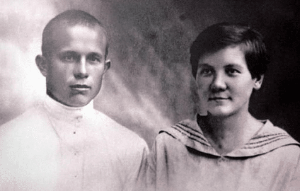 Un giovane Krusciov (a sinistra) assieme a Nina Kukharchuk, sua compagna per tutta la vita: i due si sposarono solo nel 1965, dopo il ritiro di Krusciov dalla vita pubblica.