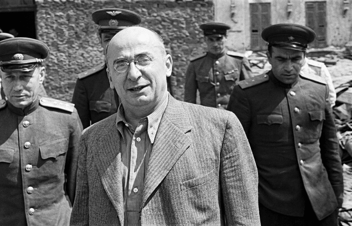 Beria assieme ad alcuni ufficiali dell'NVDK.