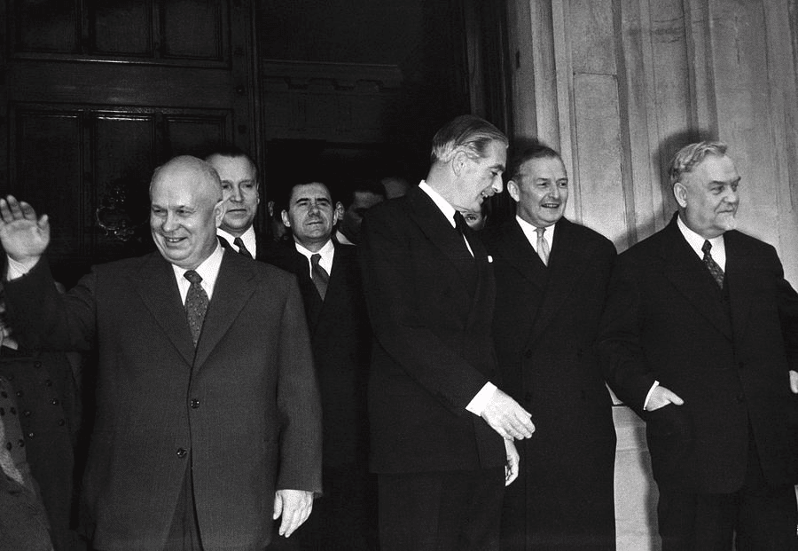 Krusciov (a sinistra) a Ginevra nel 1955.