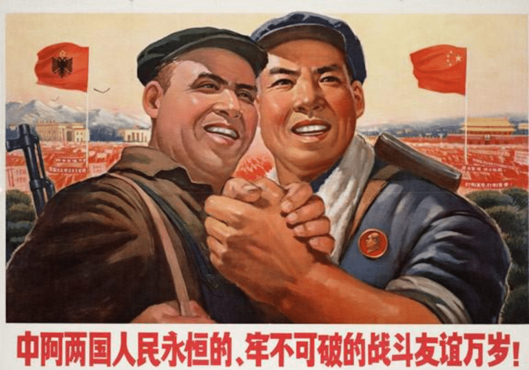 Un poster dell'epoca in cui si celebra la "fratellanza" tra il popolo albanese e quello cinese.
