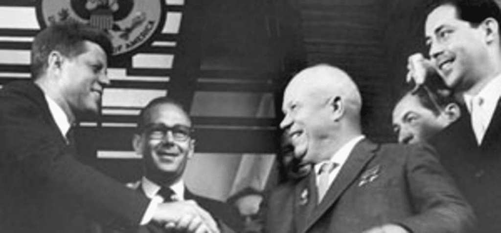 Il presidente USA Kennedy a sinistra e Krusviov a destra nel 1961.