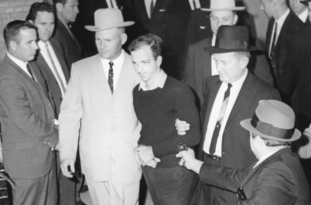 L'arresto di Oswald (al centro nella foto).